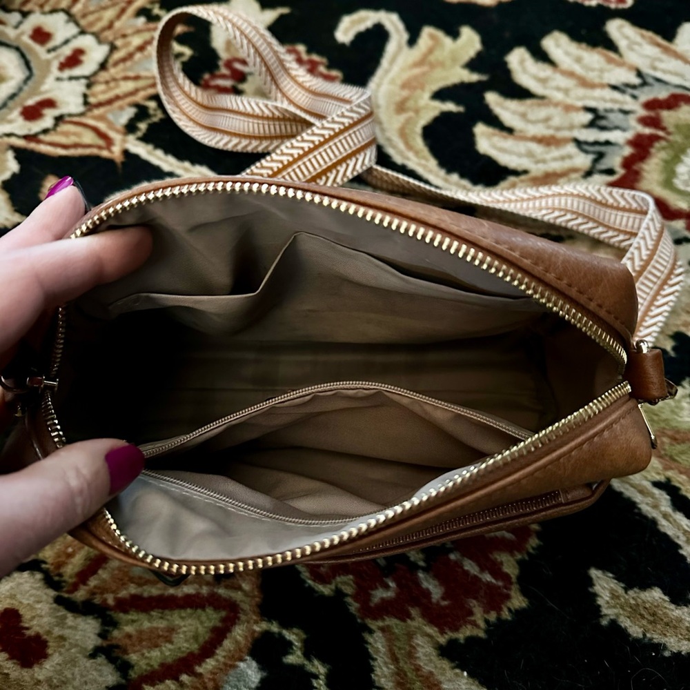 Elegant Brown Leather Crossbody Bag - Picture 2 of 5